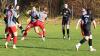 Deutlicher Sieg für SpG NFV Gelb-Weiß Görlitz 09/SV Gebelzig im Frauenfußball  Reichenbach. Die SpG NFV Gelb-Weiß Görlitz 09/SV Gebelzig besiegte am vergangenen Spieltag die SpG SV Reichenbach/SV Königshain/Holtendorfer SV mit 5:1. Zur Halbzeit stand es noch 1:1, doch in der zweiten Hälfte drehten die Gäste auf.  Lena Marie Mikonya brachte den SV Reichenbach in der 20. Minute mit 1:0 in Führung. Jenny Seidel glich in der 37. Minute für die SpG NFV Gelb-Weiß Görlitz 09/SV Gebelzig zum 1:1 aus.  Nach dem Seitenwechsel dominierte Seidel das Spiel und erzielte in der 57. und 60. Minute zwei weitere Treffer, was den Spielstand auf 1:3 erhöhte. Lisette Horter baute die Führung in der 75. Minute auf 1:4 aus. Den Schlusspunkt setzte Klara Robitsch in der 84. Minute zum 1:5-Endstand.  Bereits in der ersten Hälfte, in der 27. Minute, sah Lisa Richter vom SV Reichenbach die Gelbe Karte.  Schiedsrichter Steffen Ott vom SC Großschweidnitz-Löbau leitete die Partie.  Ein besonderer Dank gilt Gerd Fechner für die Bereitstellung der Fotos.