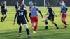 Deutlicher Sieg für SpG NFV Gelb-Weiß Görlitz 09/SV Gebelzig im Frauenfußball  Reichenbach. Die SpG NFV Gelb-Weiß Görlitz 09/SV Gebelzig besiegte am vergangenen Spieltag die SpG SV Reichenbach/SV Königshain/Holtendorfer SV mit 5:1. Zur Halbzeit stand es noch 1:1, doch in der zweiten Hälfte drehten die Gäste auf.  Lena Marie Mikonya brachte den SV Reichenbach in der 20. Minute mit 1:0 in Führung. Jenny Seidel glich in der 37. Minute für die SpG NFV Gelb-Weiß Görlitz 09/SV Gebelzig zum 1:1 aus.  Nach dem Seitenwechsel dominierte Seidel das Spiel und erzielte in der 57. und 60. Minute zwei weitere Treffer, was den Spielstand auf 1:3 erhöhte. Lisette Horter baute die Führung in der 75. Minute auf 1:4 aus. Den Schlusspunkt setzte Klara Robitsch in der 84. Minute zum 1:5-Endstand.  Bereits in der ersten Hälfte, in der 27. Minute, sah Lisa Richter vom SV Reichenbach die Gelbe Karte.  Schiedsrichter Steffen Ott vom SC Großschweidnitz-Löbau leitete die Partie.  Ein besonderer Dank gilt Gerd Fechner für die Bereitstellung der Fotos.