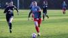 Deutlicher Sieg für SpG NFV Gelb-Weiß Görlitz 09/SV Gebelzig im Frauenfußball  Reichenbach. Die SpG NFV Gelb-Weiß Görlitz 09/SV Gebelzig besiegte am vergangenen Spieltag die SpG SV Reichenbach/SV Königshain/Holtendorfer SV mit 5:1. Zur Halbzeit stand es noch 1:1, doch in der zweiten Hälfte drehten die Gäste auf.  Lena Marie Mikonya brachte den SV Reichenbach in der 20. Minute mit 1:0 in Führung. Jenny Seidel glich in der 37. Minute für die SpG NFV Gelb-Weiß Görlitz 09/SV Gebelzig zum 1:1 aus.  Nach dem Seitenwechsel dominierte Seidel das Spiel und erzielte in der 57. und 60. Minute zwei weitere Treffer, was den Spielstand auf 1:3 erhöhte. Lisette Horter baute die Führung in der 75. Minute auf 1:4 aus. Den Schlusspunkt setzte Klara Robitsch in der 84. Minute zum 1:5-Endstand.  Bereits in der ersten Hälfte, in der 27. Minute, sah Lisa Richter vom SV Reichenbach die Gelbe Karte.  Schiedsrichter Steffen Ott vom SC Großschweidnitz-Löbau leitete die Partie.  Ein besonderer Dank gilt Gerd Fechner für die Bereitstellung der Fotos.