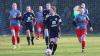 Deutlicher Sieg für SpG NFV Gelb-Weiß Görlitz 09/SV Gebelzig im Frauenfußball  Reichenbach. Die SpG NFV Gelb-Weiß Görlitz 09/SV Gebelzig besiegte am vergangenen Spieltag die SpG SV Reichenbach/SV Königshain/Holtendorfer SV mit 5:1. Zur Halbzeit stand es noch 1:1, doch in der zweiten Hälfte drehten die Gäste auf.  Lena Marie Mikonya brachte den SV Reichenbach in der 20. Minute mit 1:0 in Führung. Jenny Seidel glich in der 37. Minute für die SpG NFV Gelb-Weiß Görlitz 09/SV Gebelzig zum 1:1 aus.  Nach dem Seitenwechsel dominierte Seidel das Spiel und erzielte in der 57. und 60. Minute zwei weitere Treffer, was den Spielstand auf 1:3 erhöhte. Lisette Horter baute die Führung in der 75. Minute auf 1:4 aus. Den Schlusspunkt setzte Klara Robitsch in der 84. Minute zum 1:5-Endstand.  Bereits in der ersten Hälfte, in der 27. Minute, sah Lisa Richter vom SV Reichenbach die Gelbe Karte.  Schiedsrichter Steffen Ott vom SC Großschweidnitz-Löbau leitete die Partie.  Ein besonderer Dank gilt Gerd Fechner für die Bereitstellung der Fotos.