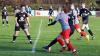 Deutlicher Sieg für SpG NFV Gelb-Weiß Görlitz 09/SV Gebelzig im Frauenfußball  Reichenbach. Die SpG NFV Gelb-Weiß Görlitz 09/SV Gebelzig besiegte am vergangenen Spieltag die SpG SV Reichenbach/SV Königshain/Holtendorfer SV mit 5:1. Zur Halbzeit stand es noch 1:1, doch in der zweiten Hälfte drehten die Gäste auf.  Lena Marie Mikonya brachte den SV Reichenbach in der 20. Minute mit 1:0 in Führung. Jenny Seidel glich in der 37. Minute für die SpG NFV Gelb-Weiß Görlitz 09/SV Gebelzig zum 1:1 aus.  Nach dem Seitenwechsel dominierte Seidel das Spiel und erzielte in der 57. und 60. Minute zwei weitere Treffer, was den Spielstand auf 1:3 erhöhte. Lisette Horter baute die Führung in der 75. Minute auf 1:4 aus. Den Schlusspunkt setzte Klara Robitsch in der 84. Minute zum 1:5-Endstand.  Bereits in der ersten Hälfte, in der 27. Minute, sah Lisa Richter vom SV Reichenbach die Gelbe Karte.  Schiedsrichter Steffen Ott vom SC Großschweidnitz-Löbau leitete die Partie.  Ein besonderer Dank gilt Gerd Fechner für die Bereitstellung der Fotos.