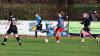 Deutlicher Sieg für SpG NFV Gelb-Weiß Görlitz 09/SV Gebelzig im Frauenfußball  Reichenbach. Die SpG NFV Gelb-Weiß Görlitz 09/SV Gebelzig besiegte am vergangenen Spieltag die SpG SV Reichenbach/SV Königshain/Holtendorfer SV mit 5:1. Zur Halbzeit stand es noch 1:1, doch in der zweiten Hälfte drehten die Gäste auf.  Lena Marie Mikonya brachte den SV Reichenbach in der 20. Minute mit 1:0 in Führung. Jenny Seidel glich in der 37. Minute für die SpG NFV Gelb-Weiß Görlitz 09/SV Gebelzig zum 1:1 aus.  Nach dem Seitenwechsel dominierte Seidel das Spiel und erzielte in der 57. und 60. Minute zwei weitere Treffer, was den Spielstand auf 1:3 erhöhte. Lisette Horter baute die Führung in der 75. Minute auf 1:4 aus. Den Schlusspunkt setzte Klara Robitsch in der 84. Minute zum 1:5-Endstand.  Bereits in der ersten Hälfte, in der 27. Minute, sah Lisa Richter vom SV Reichenbach die Gelbe Karte.  Schiedsrichter Steffen Ott vom SC Großschweidnitz-Löbau leitete die Partie.  Ein besonderer Dank gilt Gerd Fechner für die Bereitstellung der Fotos.