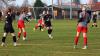 Deutlicher Sieg für SpG NFV Gelb-Weiß Görlitz 09/SV Gebelzig im Frauenfußball  Reichenbach. Die SpG NFV Gelb-Weiß Görlitz 09/SV Gebelzig besiegte am vergangenen Spieltag die SpG SV Reichenbach/SV Königshain/Holtendorfer SV mit 5:1. Zur Halbzeit stand es noch 1:1, doch in der zweiten Hälfte drehten die Gäste auf.  Lena Marie Mikonya brachte den SV Reichenbach in der 20. Minute mit 1:0 in Führung. Jenny Seidel glich in der 37. Minute für die SpG NFV Gelb-Weiß Görlitz 09/SV Gebelzig zum 1:1 aus.  Nach dem Seitenwechsel dominierte Seidel das Spiel und erzielte in der 57. und 60. Minute zwei weitere Treffer, was den Spielstand auf 1:3 erhöhte. Lisette Horter baute die Führung in der 75. Minute auf 1:4 aus. Den Schlusspunkt setzte Klara Robitsch in der 84. Minute zum 1:5-Endstand.  Bereits in der ersten Hälfte, in der 27. Minute, sah Lisa Richter vom SV Reichenbach die Gelbe Karte.  Schiedsrichter Steffen Ott vom SC Großschweidnitz-Löbau leitete die Partie.  Ein besonderer Dank gilt Gerd Fechner für die Bereitstellung der Fotos.