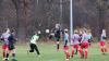 Deutlicher Sieg für SpG NFV Gelb-Weiß Görlitz 09/SV Gebelzig im Frauenfußball  Reichenbach. Die SpG NFV Gelb-Weiß Görlitz 09/SV Gebelzig besiegte am vergangenen Spieltag die SpG SV Reichenbach/SV Königshain/Holtendorfer SV mit 5:1. Zur Halbzeit stand es noch 1:1, doch in der zweiten Hälfte drehten die Gäste auf.  Lena Marie Mikonya brachte den SV Reichenbach in der 20. Minute mit 1:0 in Führung. Jenny Seidel glich in der 37. Minute für die SpG NFV Gelb-Weiß Görlitz 09/SV Gebelzig zum 1:1 aus.  Nach dem Seitenwechsel dominierte Seidel das Spiel und erzielte in der 57. und 60. Minute zwei weitere Treffer, was den Spielstand auf 1:3 erhöhte. Lisette Horter baute die Führung in der 75. Minute auf 1:4 aus. Den Schlusspunkt setzte Klara Robitsch in der 84. Minute zum 1:5-Endstand.  Bereits in der ersten Hälfte, in der 27. Minute, sah Lisa Richter vom SV Reichenbach die Gelbe Karte.  Schiedsrichter Steffen Ott vom SC Großschweidnitz-Löbau leitete die Partie.  Ein besonderer Dank gilt Gerd Fechner für die Bereitstellung der Fotos.