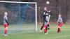 Deutlicher Sieg für SpG NFV Gelb-Weiß Görlitz 09/SV Gebelzig im Frauenfußball  Reichenbach. Die SpG NFV Gelb-Weiß Görlitz 09/SV Gebelzig besiegte am vergangenen Spieltag die SpG SV Reichenbach/SV Königshain/Holtendorfer SV mit 5:1. Zur Halbzeit stand es noch 1:1, doch in der zweiten Hälfte drehten die Gäste auf.  Lena Marie Mikonya brachte den SV Reichenbach in der 20. Minute mit 1:0 in Führung. Jenny Seidel glich in der 37. Minute für die SpG NFV Gelb-Weiß Görlitz 09/SV Gebelzig zum 1:1 aus.  Nach dem Seitenwechsel dominierte Seidel das Spiel und erzielte in der 57. und 60. Minute zwei weitere Treffer, was den Spielstand auf 1:3 erhöhte. Lisette Horter baute die Führung in der 75. Minute auf 1:4 aus. Den Schlusspunkt setzte Klara Robitsch in der 84. Minute zum 1:5-Endstand.  Bereits in der ersten Hälfte, in der 27. Minute, sah Lisa Richter vom SV Reichenbach die Gelbe Karte.  Schiedsrichter Steffen Ott vom SC Großschweidnitz-Löbau leitete die Partie.  Ein besonderer Dank gilt Gerd Fechner für die Bereitstellung der Fotos.