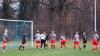 Deutlicher Sieg für SpG NFV Gelb-Weiß Görlitz 09/SV Gebelzig im Frauenfußball  Reichenbach. Die SpG NFV Gelb-Weiß Görlitz 09/SV Gebelzig besiegte am vergangenen Spieltag die SpG SV Reichenbach/SV Königshain/Holtendorfer SV mit 5:1. Zur Halbzeit stand es noch 1:1, doch in der zweiten Hälfte drehten die Gäste auf.  Lena Marie Mikonya brachte den SV Reichenbach in der 20. Minute mit 1:0 in Führung. Jenny Seidel glich in der 37. Minute für die SpG NFV Gelb-Weiß Görlitz 09/SV Gebelzig zum 1:1 aus.  Nach dem Seitenwechsel dominierte Seidel das Spiel und erzielte in der 57. und 60. Minute zwei weitere Treffer, was den Spielstand auf 1:3 erhöhte. Lisette Horter baute die Führung in der 75. Minute auf 1:4 aus. Den Schlusspunkt setzte Klara Robitsch in der 84. Minute zum 1:5-Endstand.  Bereits in der ersten Hälfte, in der 27. Minute, sah Lisa Richter vom SV Reichenbach die Gelbe Karte.  Schiedsrichter Steffen Ott vom SC Großschweidnitz-Löbau leitete die Partie.  Ein besonderer Dank gilt Gerd Fechner für die Bereitstellung der Fotos.